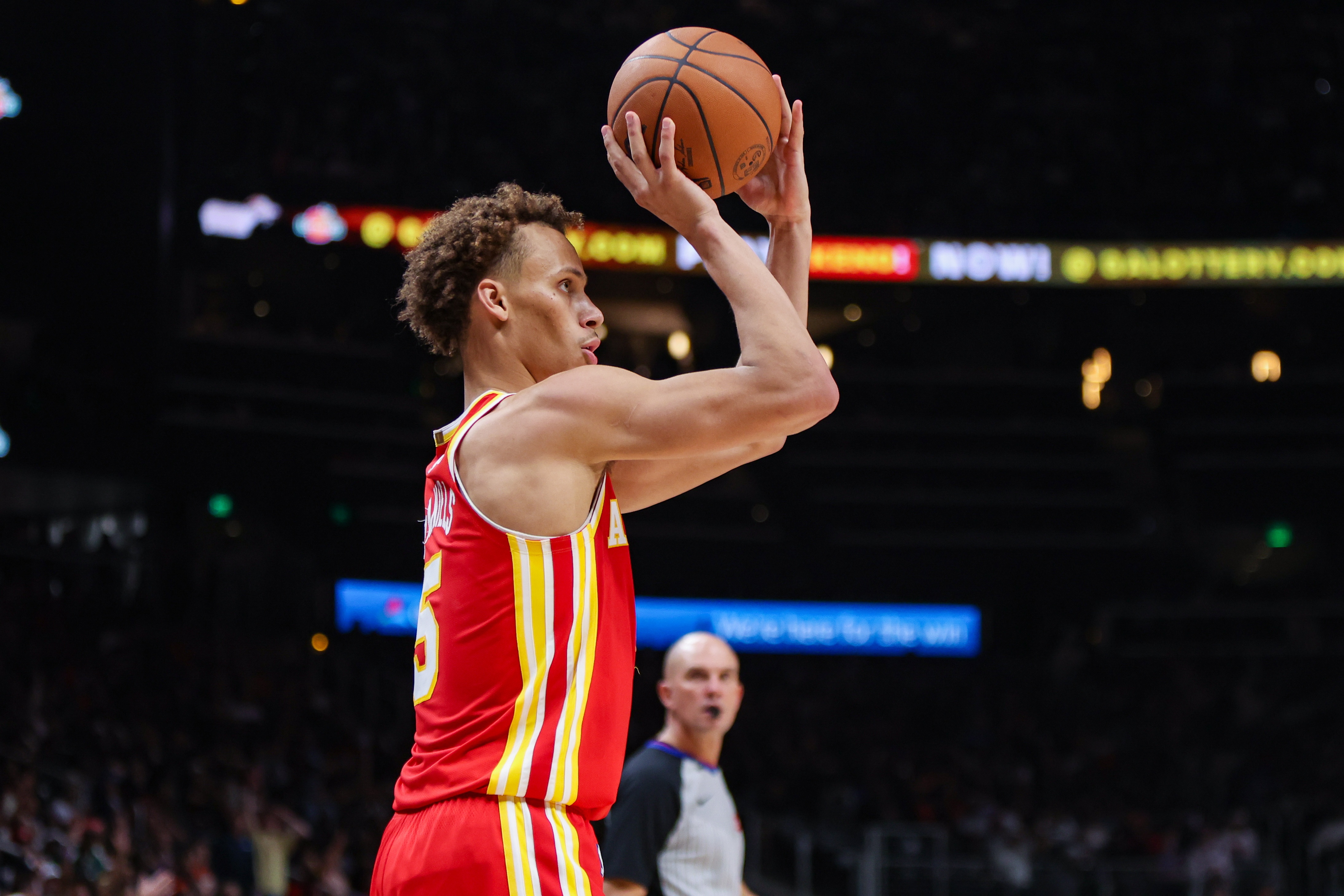 水果机游戏在线试玩-有点慌!老鹰连续冲击内线得手追到11分 雷迪克紧急叫停